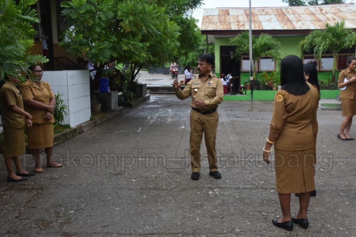 Penjabat Wali Kota Kupang apresiasi sekolah bersih dari sampah