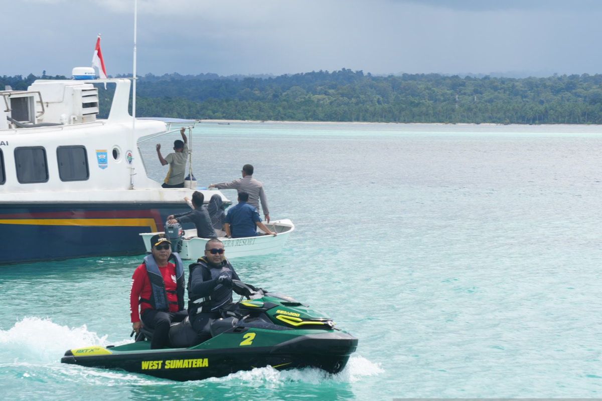 Wagub Audy antarkan bantuan Rp12 miliar bagi guru daerah 3T dengan jetski