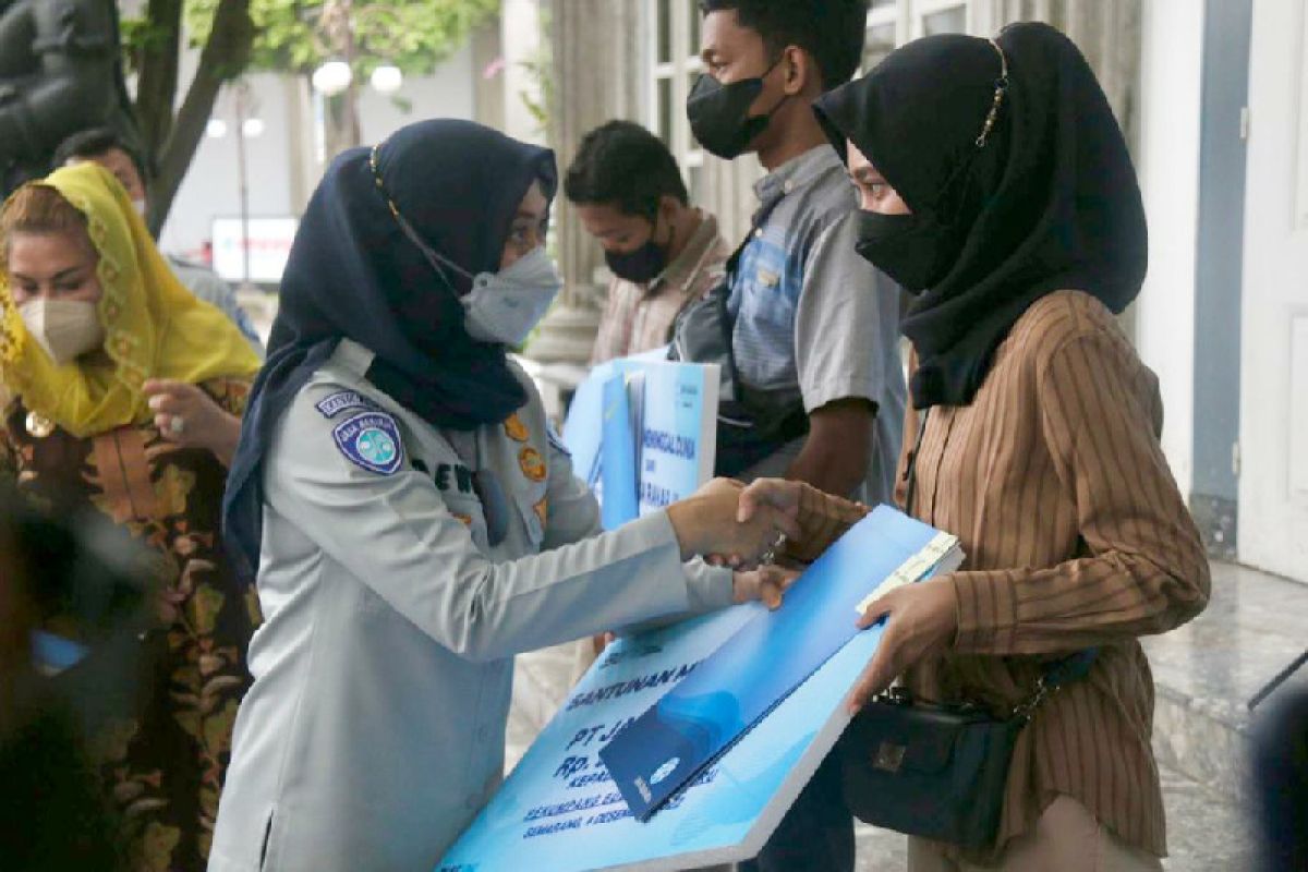 Jasa Raharja serahkan santunan korban kecelakaan bus di Magetan