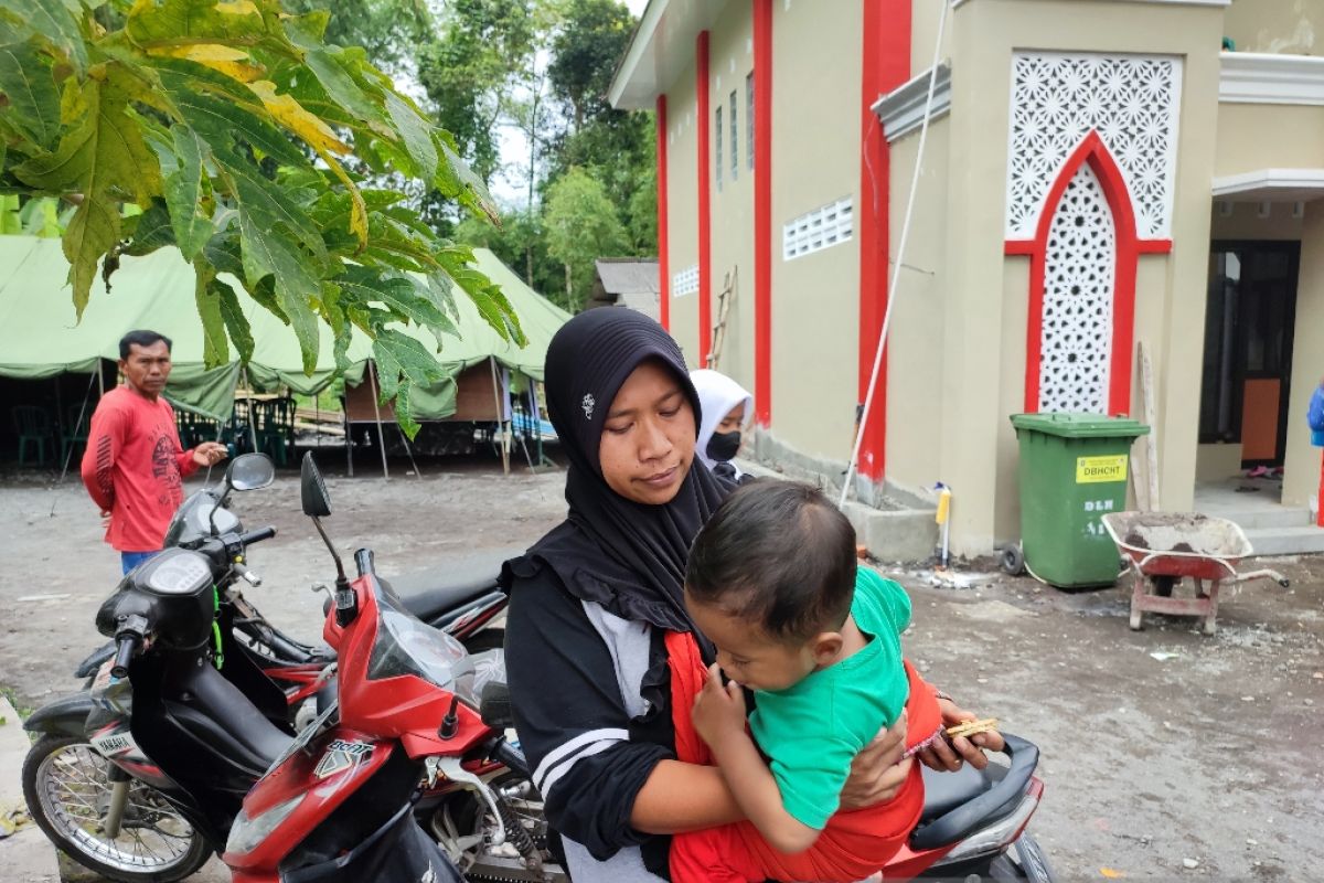 Pengungsi Semeru butuh selimut dan tikar