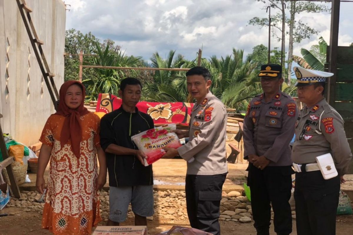 Polres Konawe Utara beri bantuan sembako kepada korban angin puting beliung