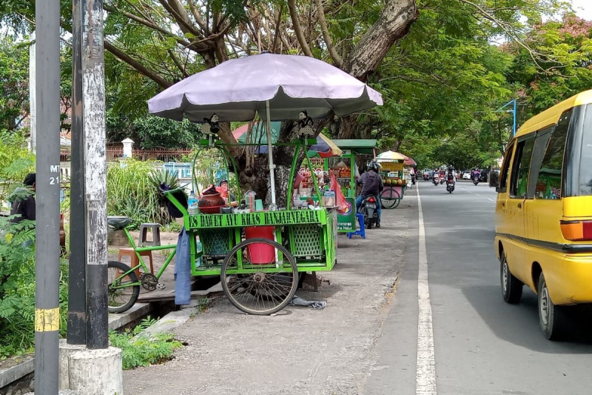 Pemkot Mataram meminta aparat kelurahan awasi PKL gunakan trotoar