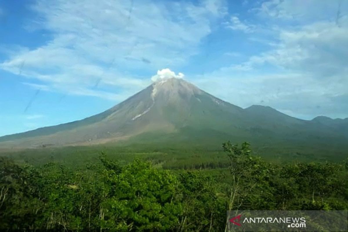 Mount Semeru's status drops to standby level