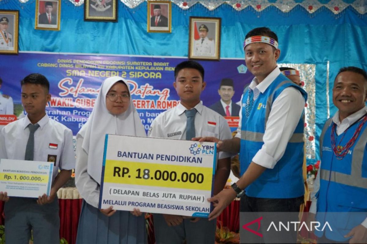 Majukan pendidikan di pulau terluar, 3 SMAN di Sipora terima bantuan PLN