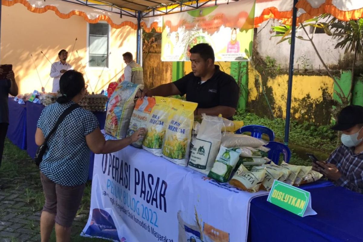 Dishanpan NTB gelar pasar murah di Gunungsari