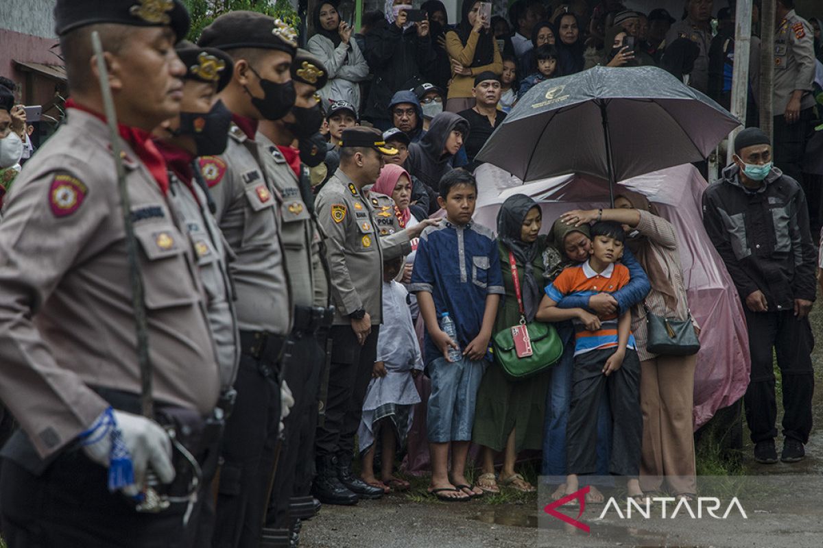 Korban ledakan bom bunuh diri di Markas Polsek Astanaanyar dimakamkan di Bandung