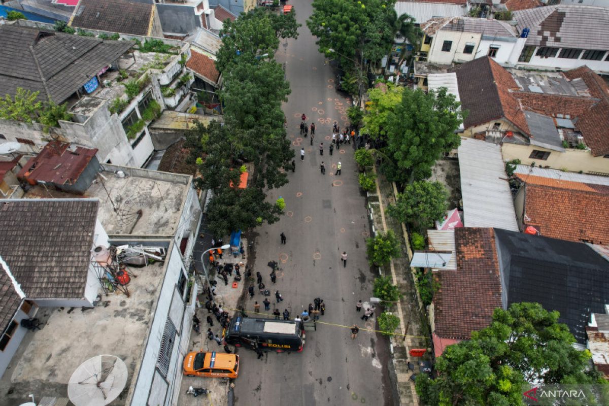 Warga sebut asap pekat timbul di Polsek Astanaanyar saat bom meledak