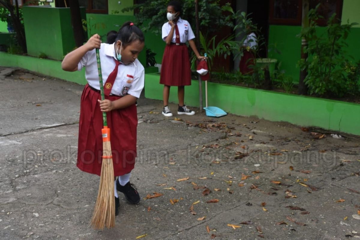 Penggunaan seragam nasional bagi siswa di Kota Kupang berlaku dua hari