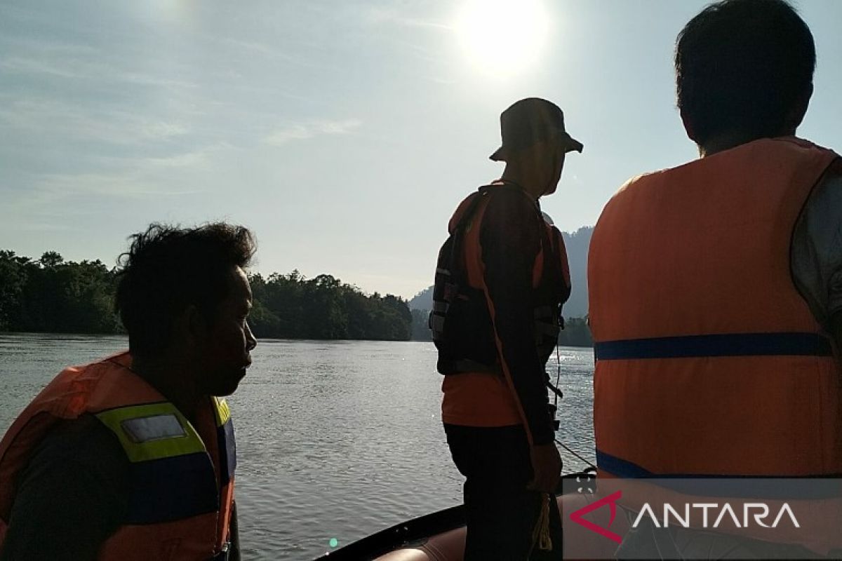 Basarnas Kendari bentuk tiga tim untuk  mencari adik-kakak tenggelam di sungai