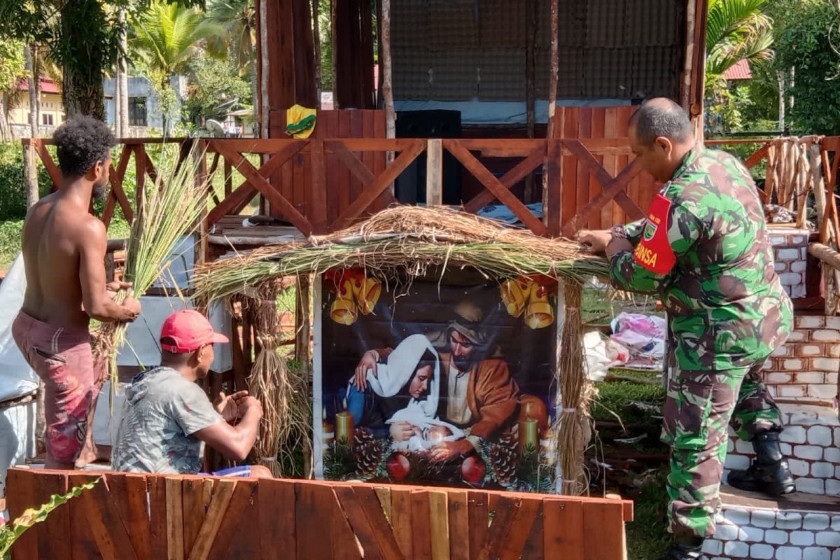 Koramil 1708-01/BK bantu warga membuat Pondok Natal di Kampung Manswam