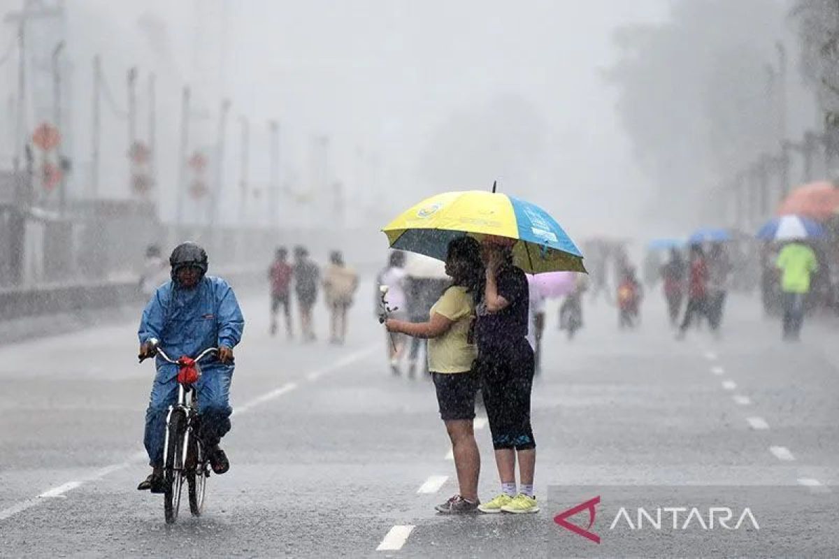 Prakiraan cuaca hari ini: Hujan guyur sejumlah kota besar di Indonesia