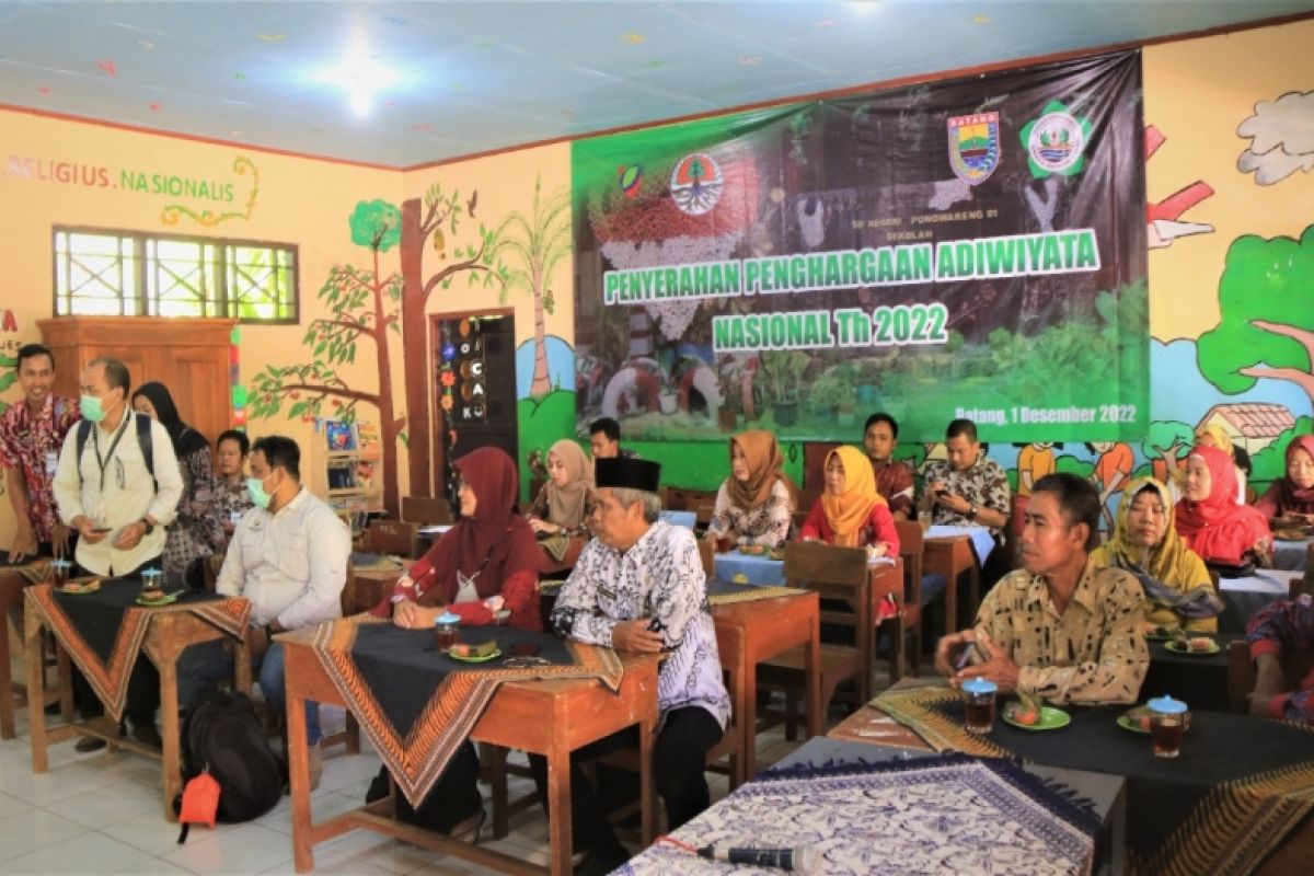 2 SD di Batang raih penghargaan sekolah adiwiyata dari  KLH