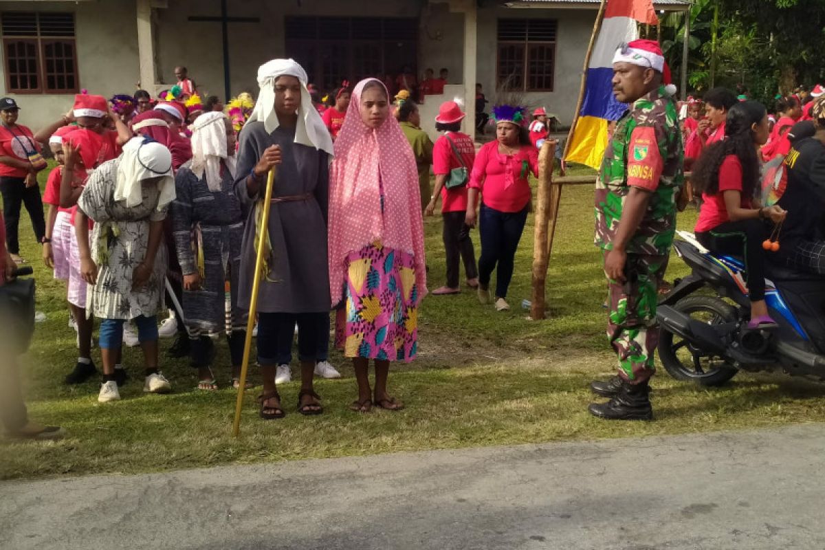 Koramil Biak Timur beri pengawalan pada parade Natal