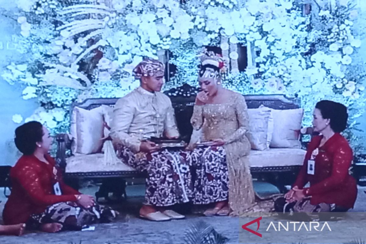 Kaesang dan Erina menjalani prosesi "panggih"