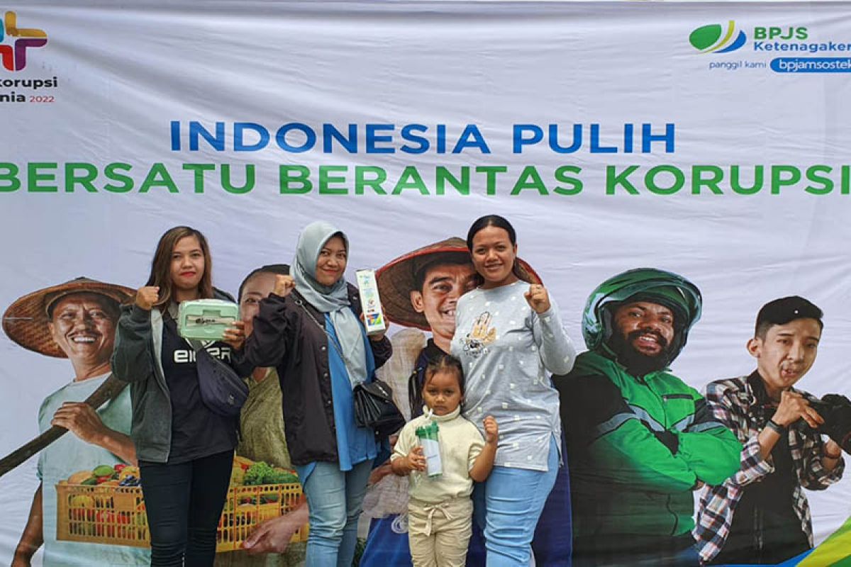 Peringati Hakordia, BPJAMSOSTEK Purwokerto bagikan suvenir