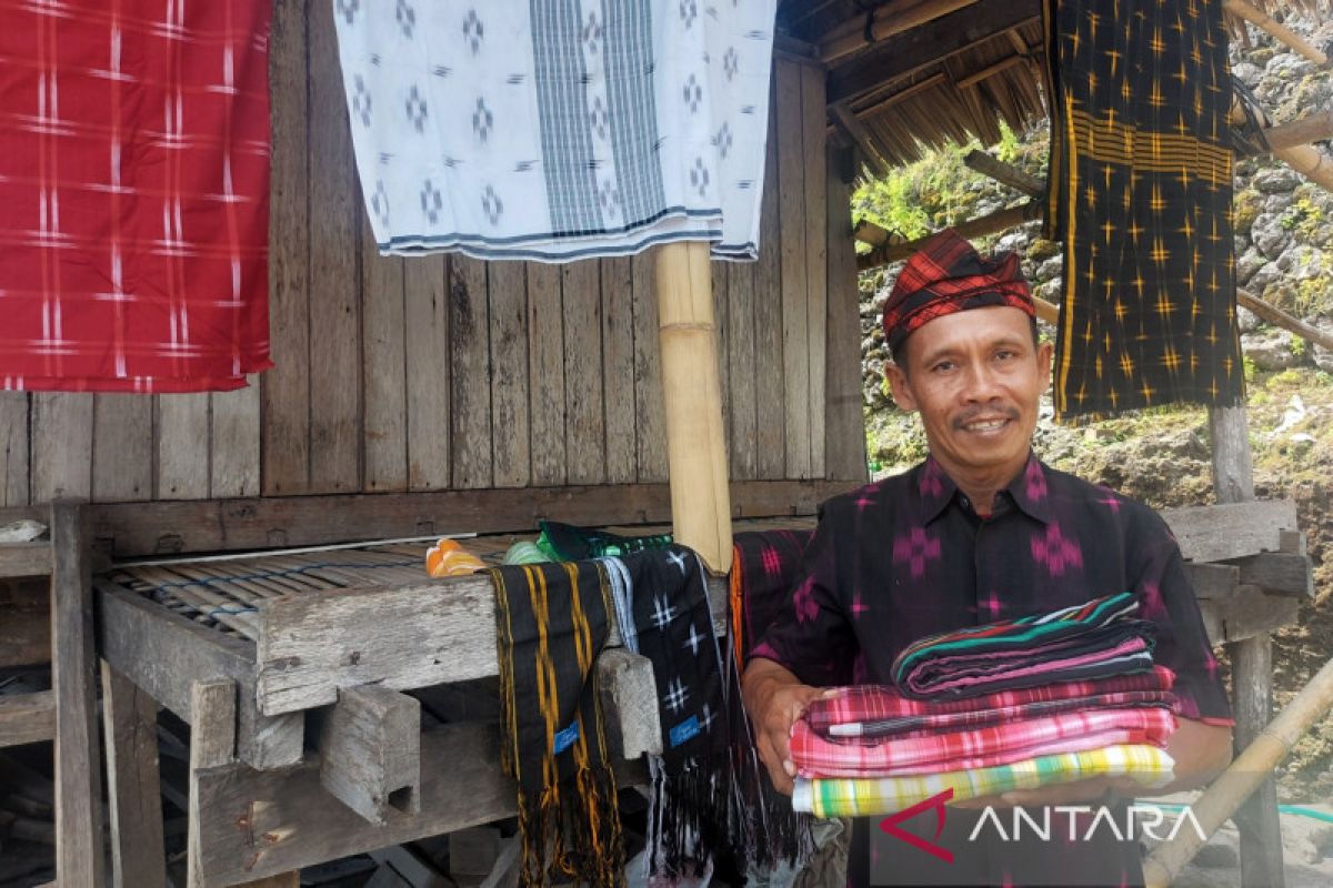 Setalah jadi desa wisata, penjualan tenun Desa Pajam Wakatobi naik