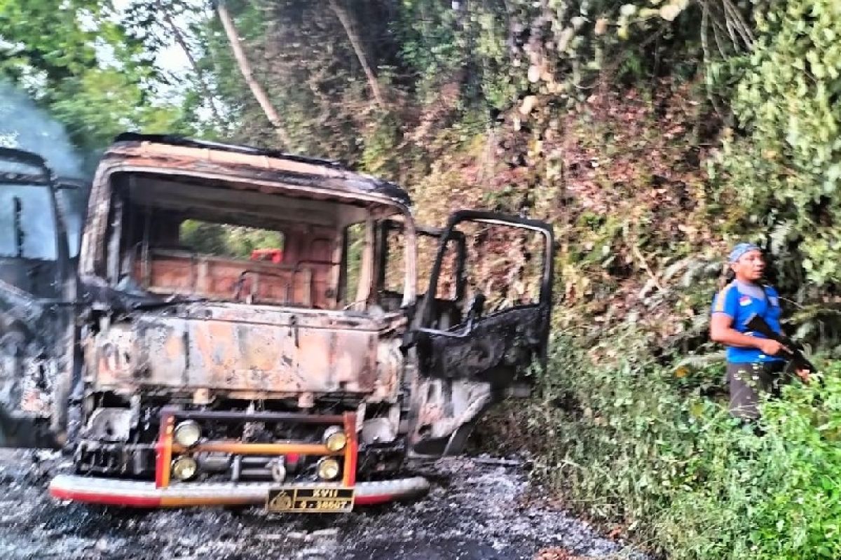 Patroli polisi diserang KKB di Yapen, seorang warga sipil meninggal dan 4 kendaraan dibakar