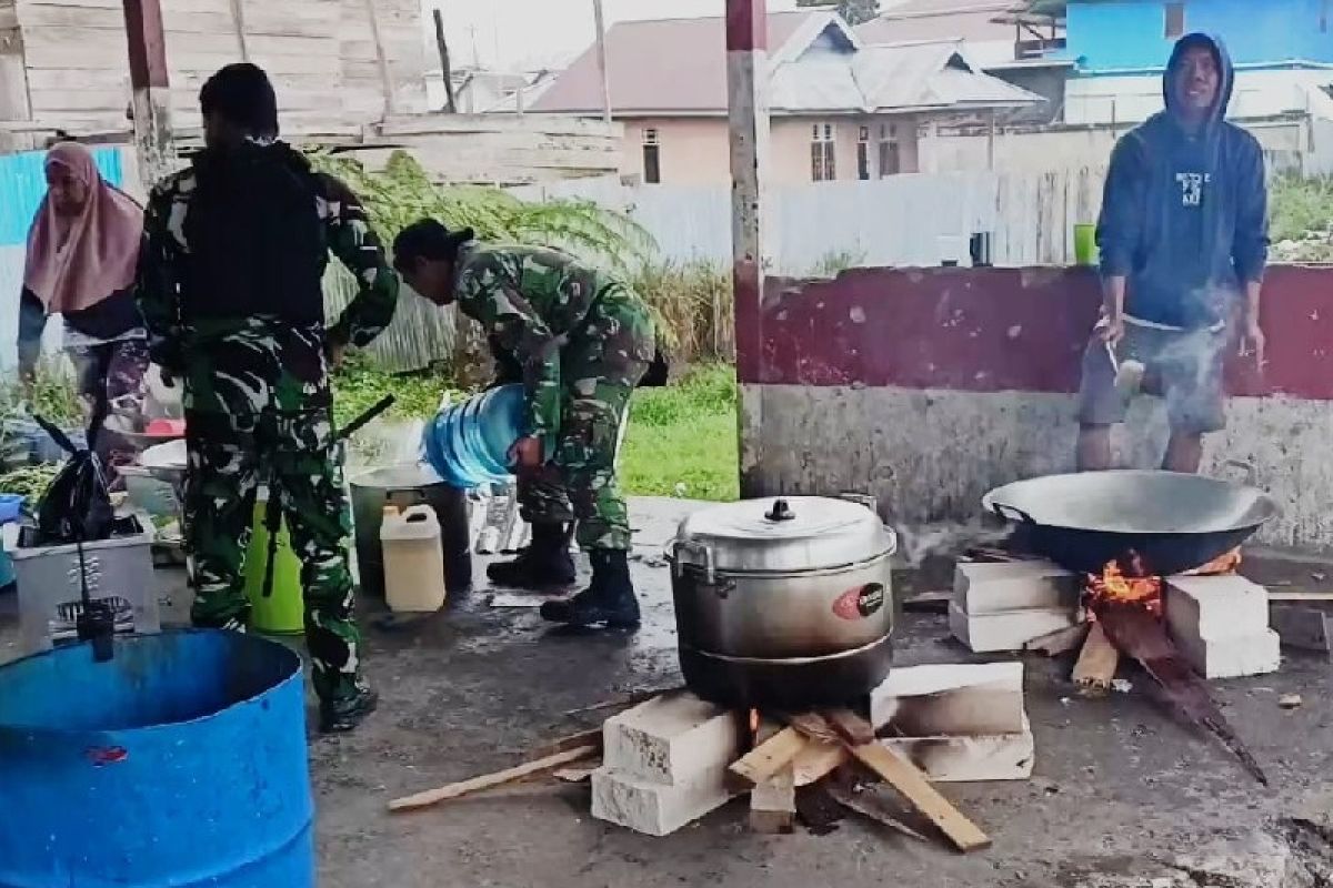 Kodim 1703 Deiyai buka dapur umum  korban kebakaran pasar Waghete