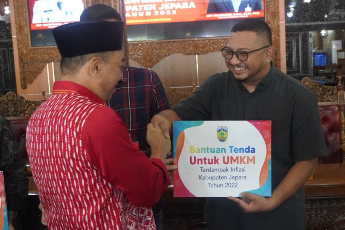 Pemkab Jepara berikan bantuan tenda berjualan bagi 90 pelaku  UMKM