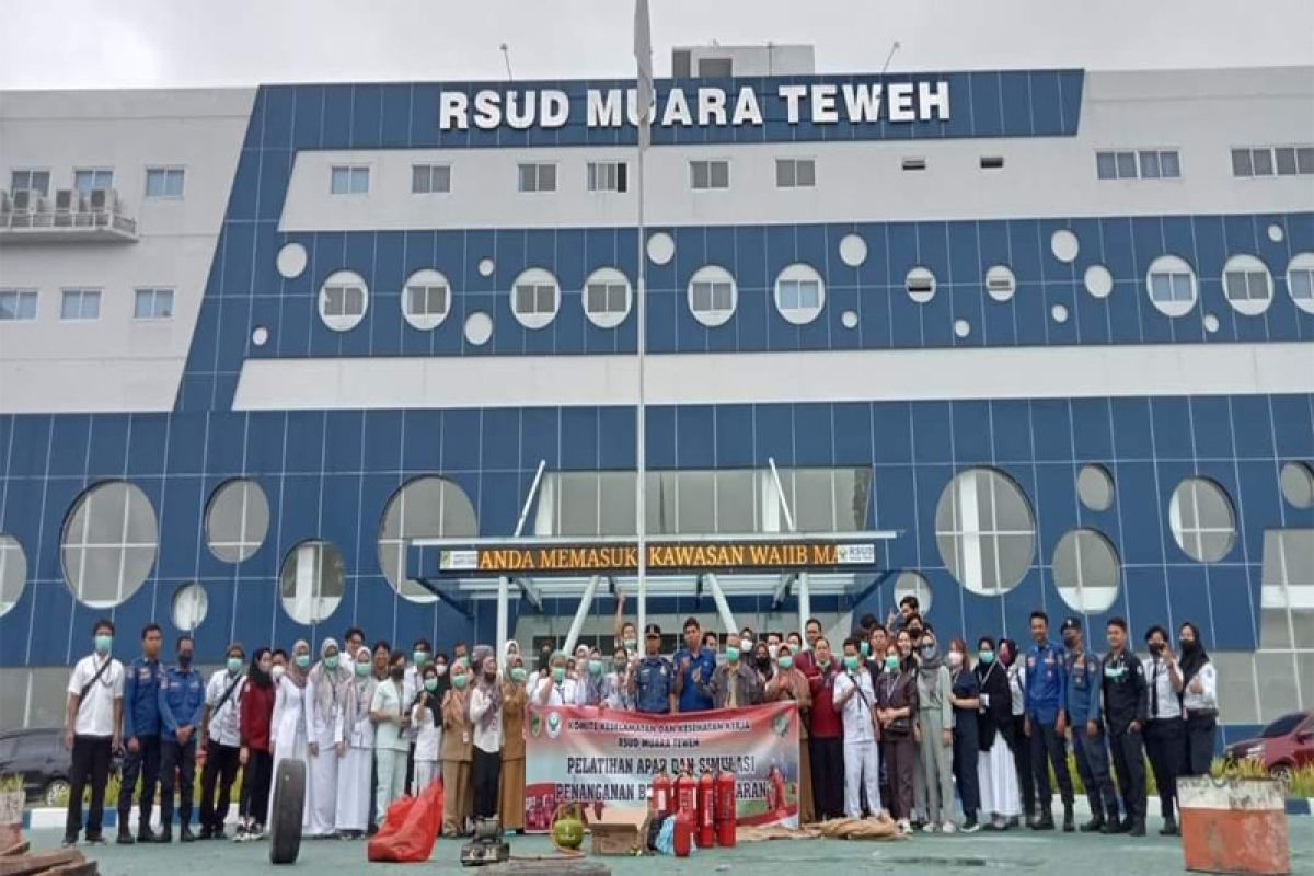 Pegawai RSUD Muara Teweh latihan APAR dan penanganan bencana kebakaran