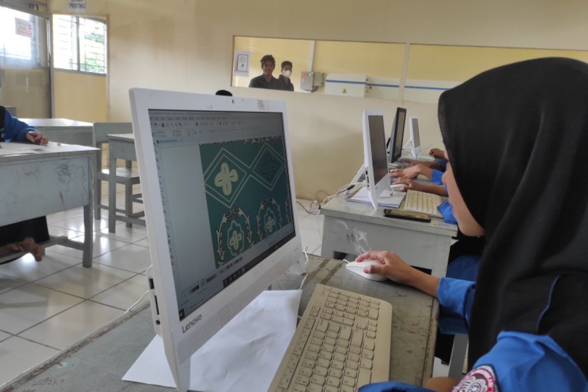 Tiga SMK di Padang produksi seragam batik untuk sekolah di Sumbar