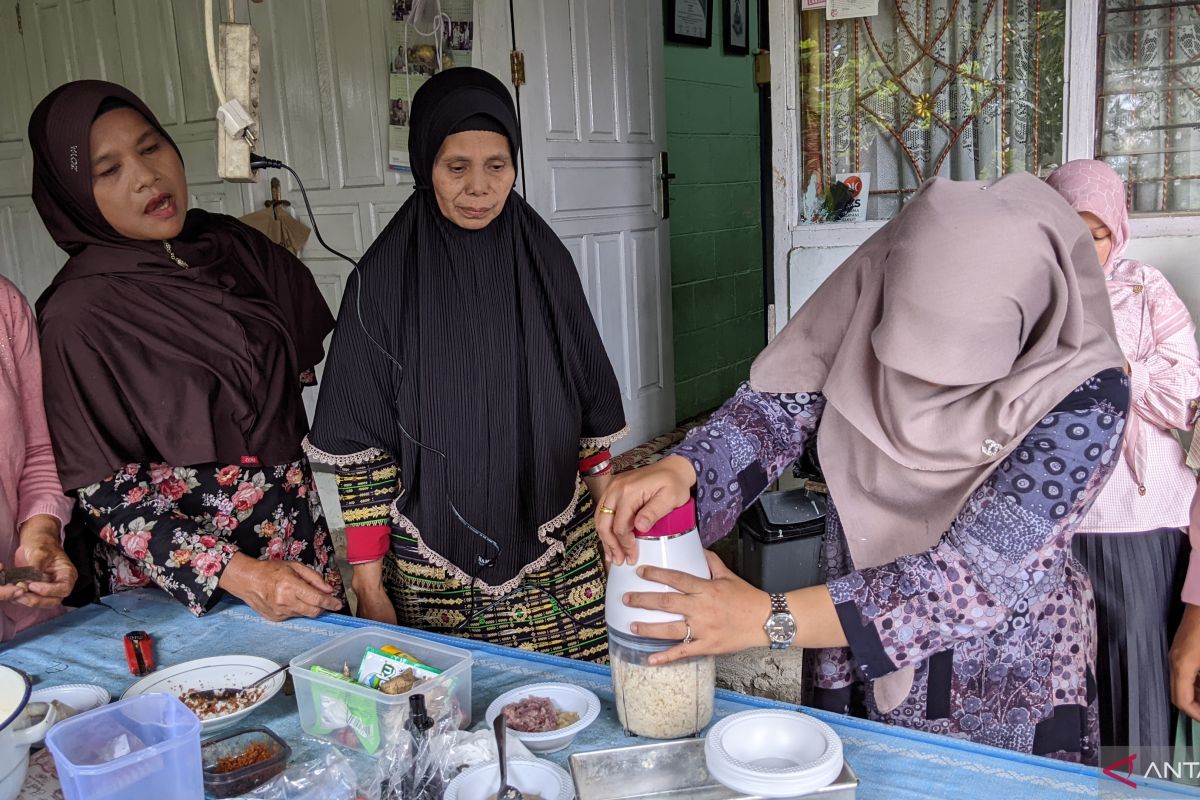 Dukung Pengembangan Produk Olahan Jamur Tiram, Tim Pengabdian kepada Masyarakat UNAND Serahkan Bantuan Alat Chopper untuk "KWT LMS"