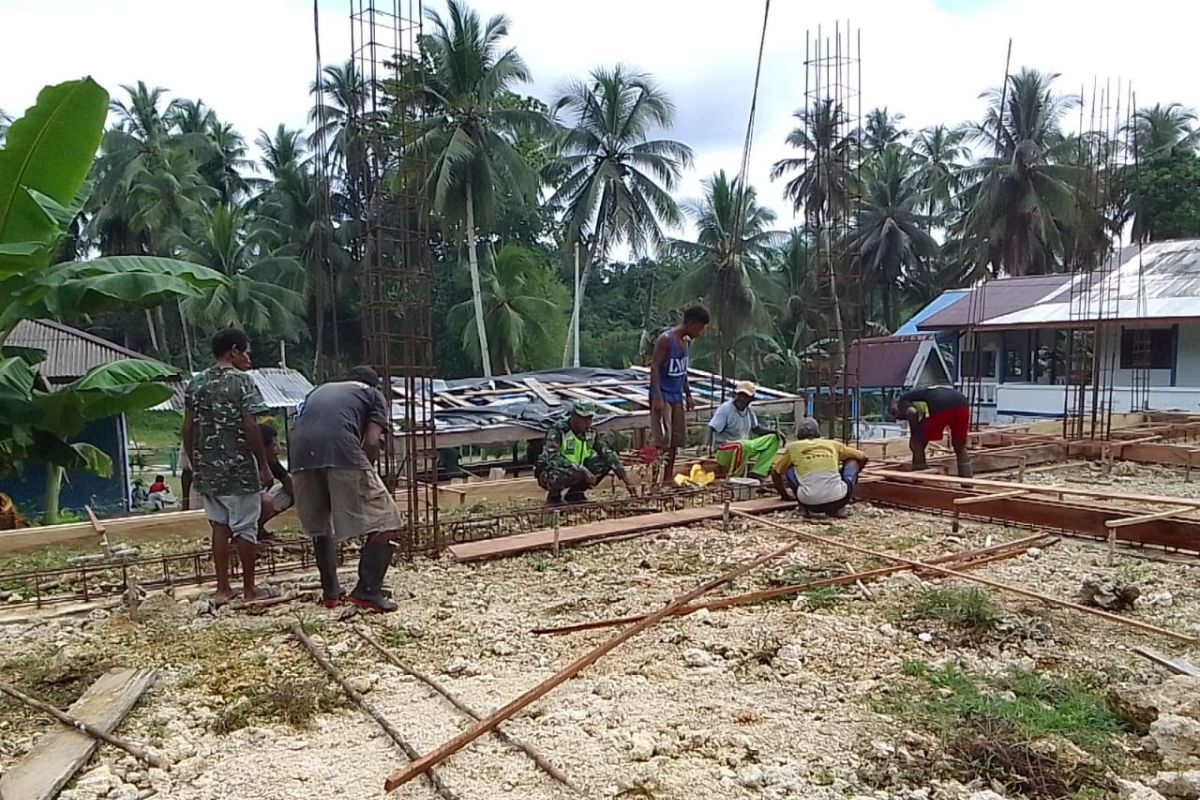 Koramil 1708-05/Numfor turut bangun gereja Kampung Namber