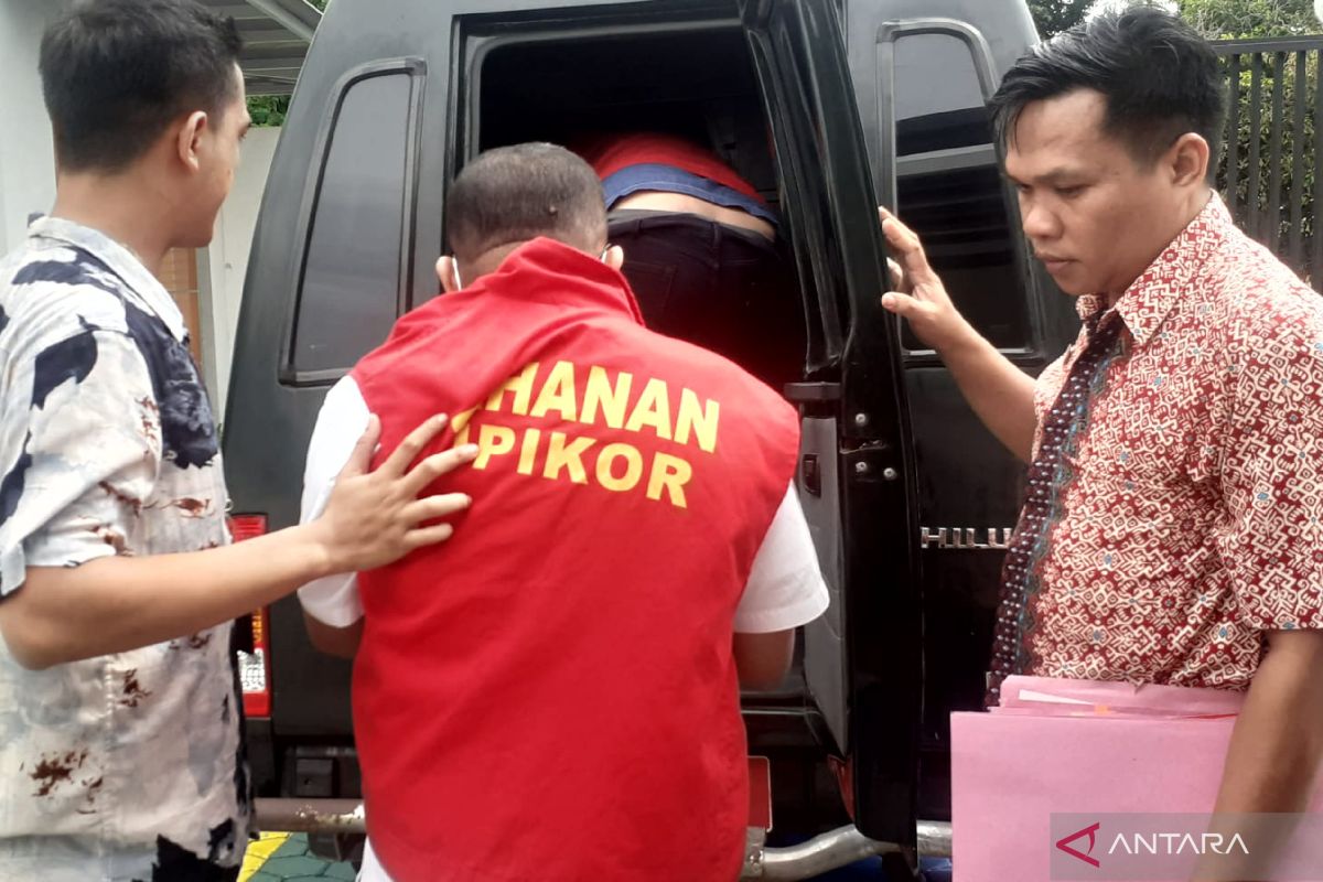 Penyidik Kejati NTB melimpahkan dua tersangka korupsi dana KUR ke JPU