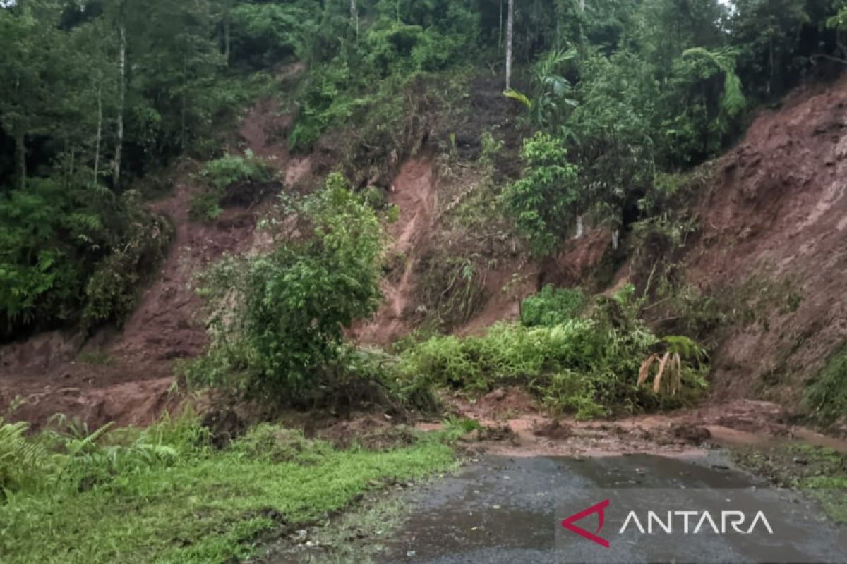 Jalur utama wilayah selatan Cianjur masih putus