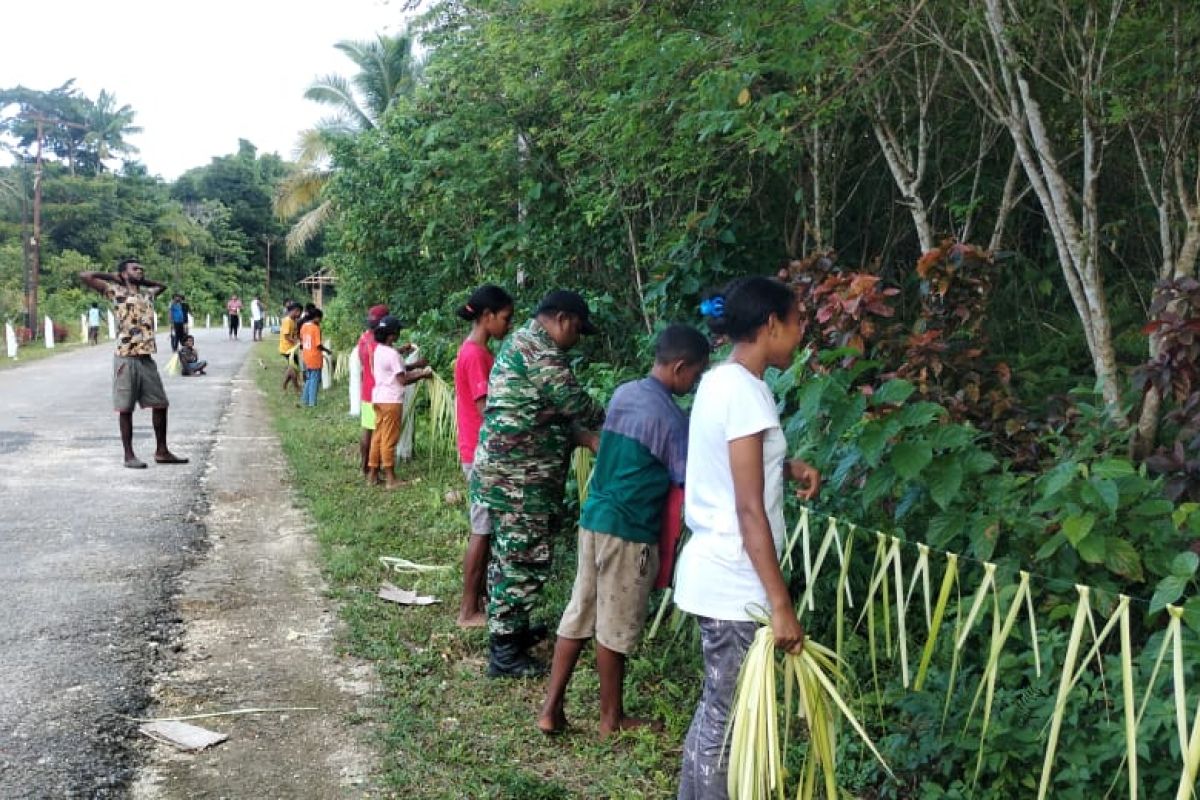 Koramil 1708-05 Numfor bersama warga hiasi bahu jalan sambut Natal