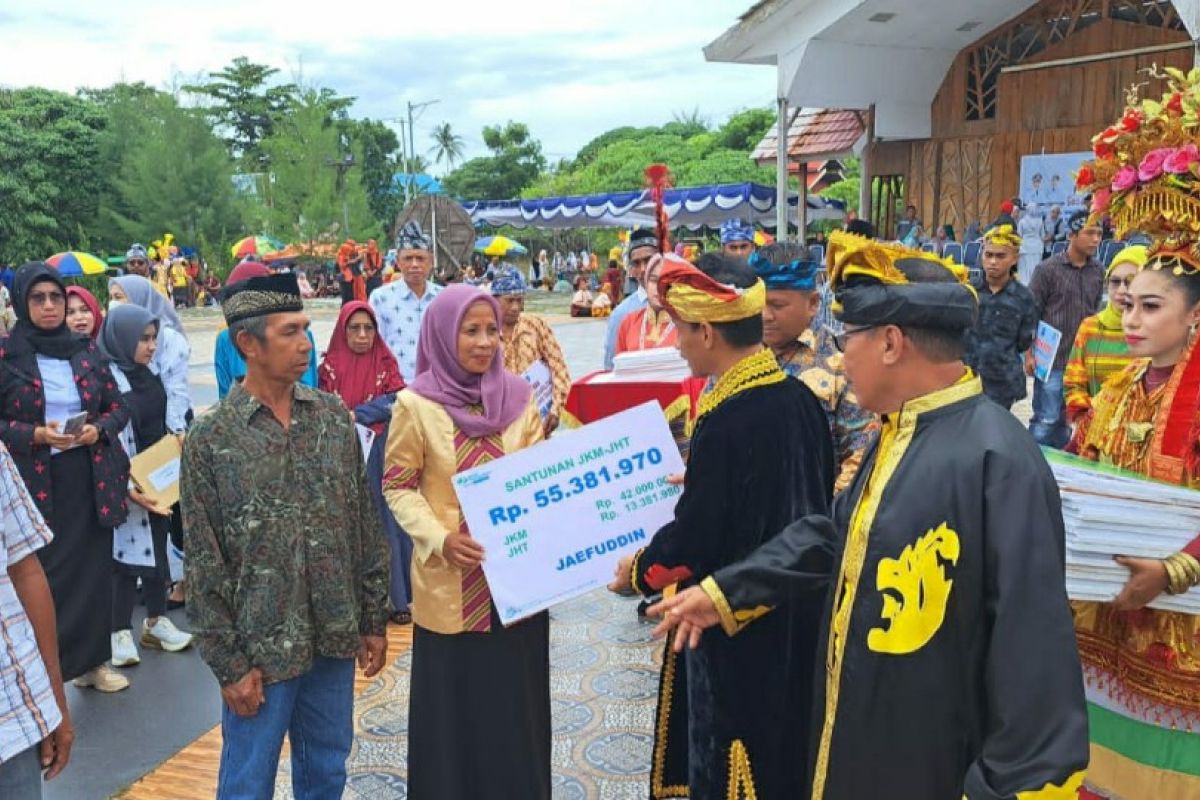 Bupati Wakatobi serahkan santunan kematian BPJAMSOSTEK