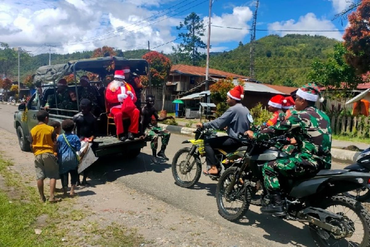 Sinterklas Koramil Oksibil berbagi bingkisan Natal