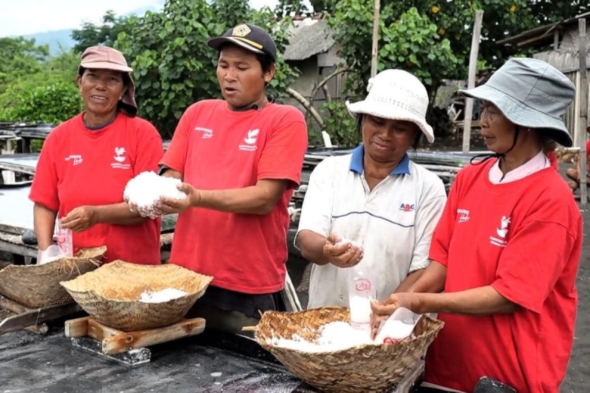 Kemensos dukung produksi Garam Kusamba-Klungkung lewat program Pena