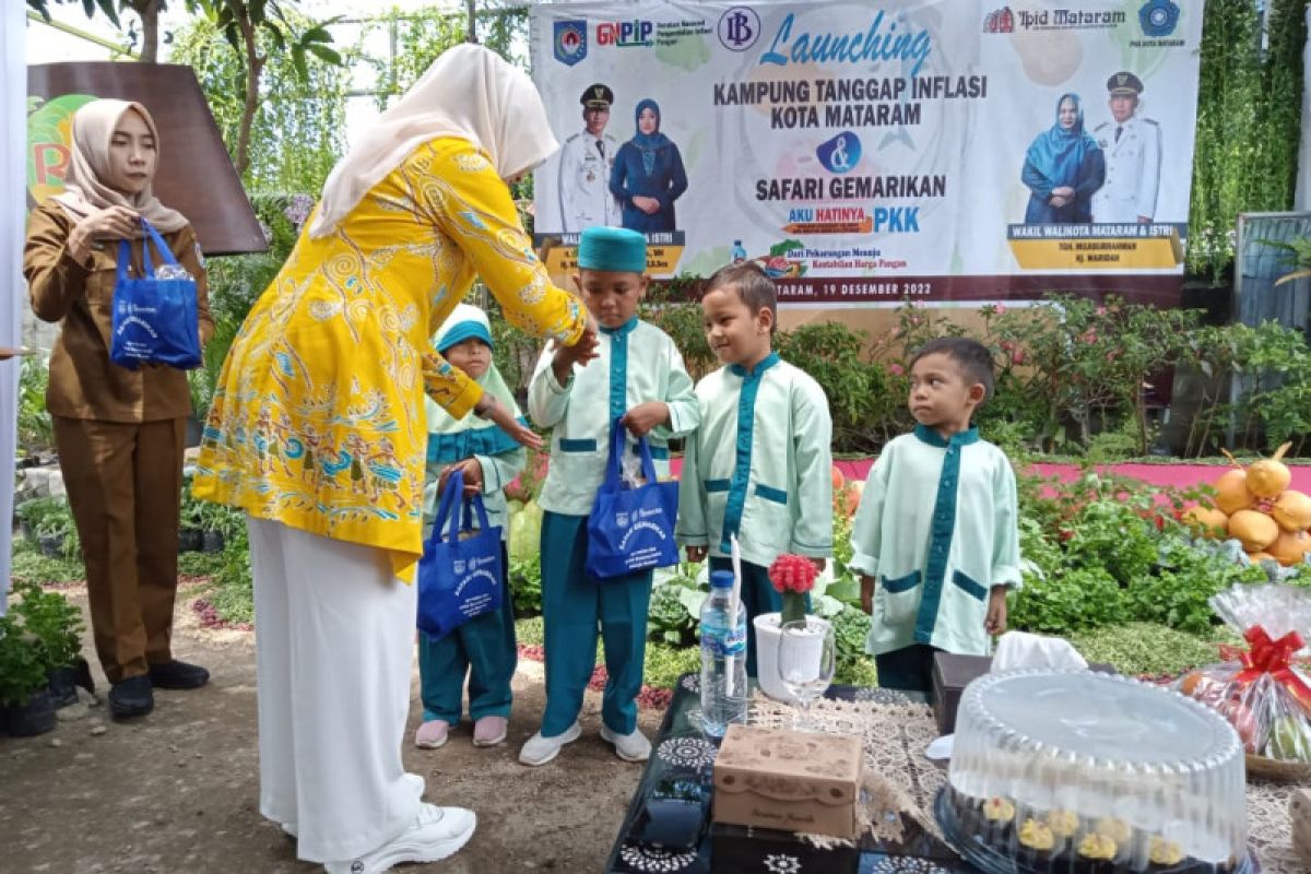 Mataram menyalurkan 600 paket makanan olahan ikan bagi anak