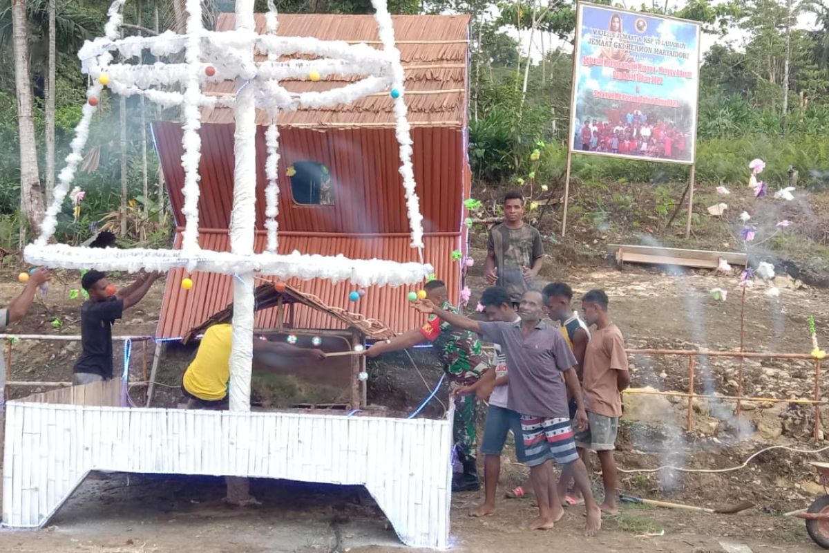 Koramil Supiori Selatan bantu pembuatan gapura dan pondok Natal