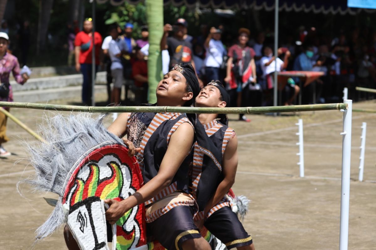 Dispora Sleman menggelar lomba kesenian pacuan kuda kepang