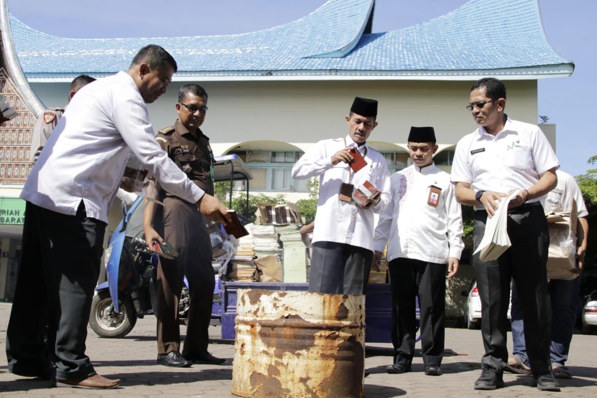 Cegah dipakai untuk nikah siri, Kemenag Sumbar musnahkan 53.905 buku nikah