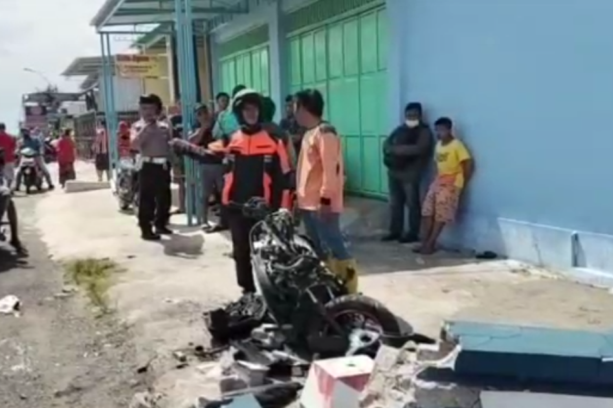 Kronologi mobil polisi tabrak sepeda motor ibu guru hingga tewas