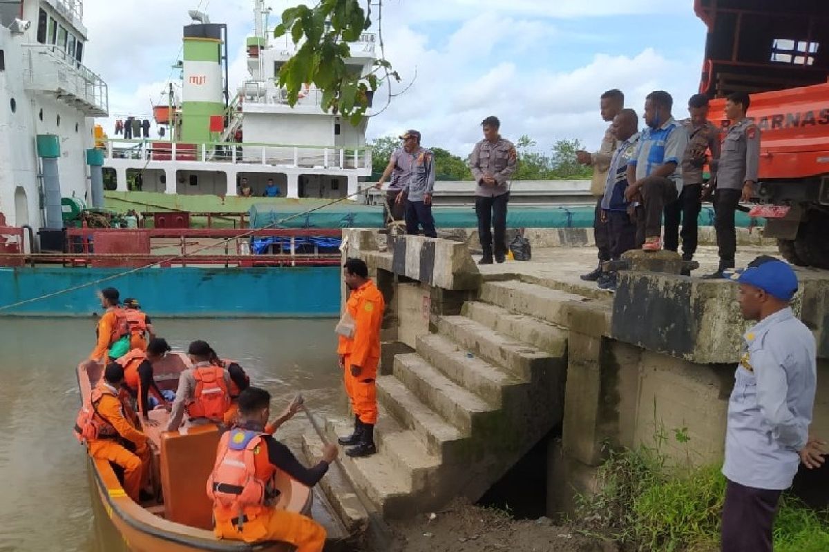 Tim SAR gabungan mencari ABK KMN Alifah diduga jatuh ke  sungai Digul