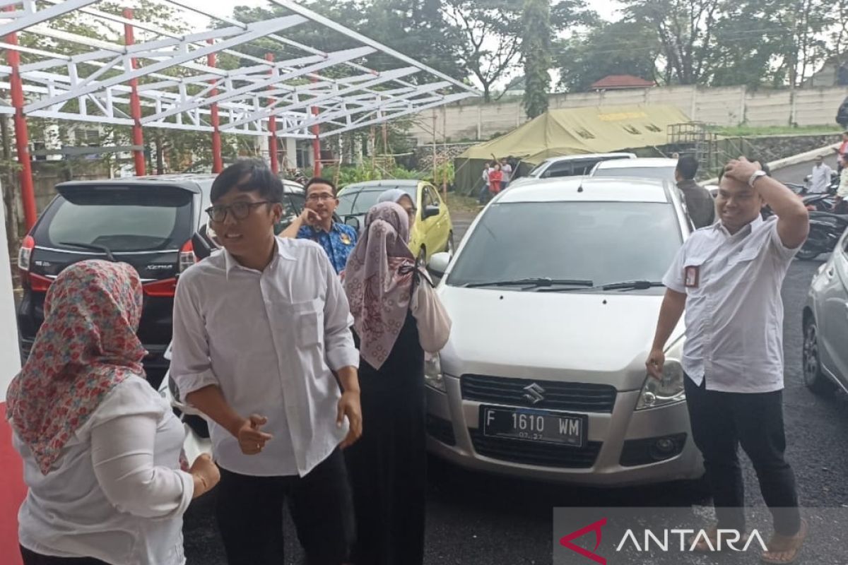 Warga Cianjur Jabar berhamburan keluar rumah karena gempa dangkal