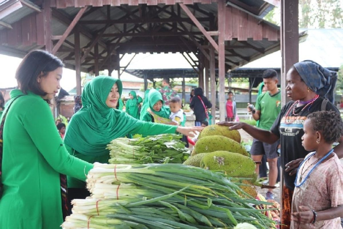 Persit Wamena "borong" dagangan Mama Papua