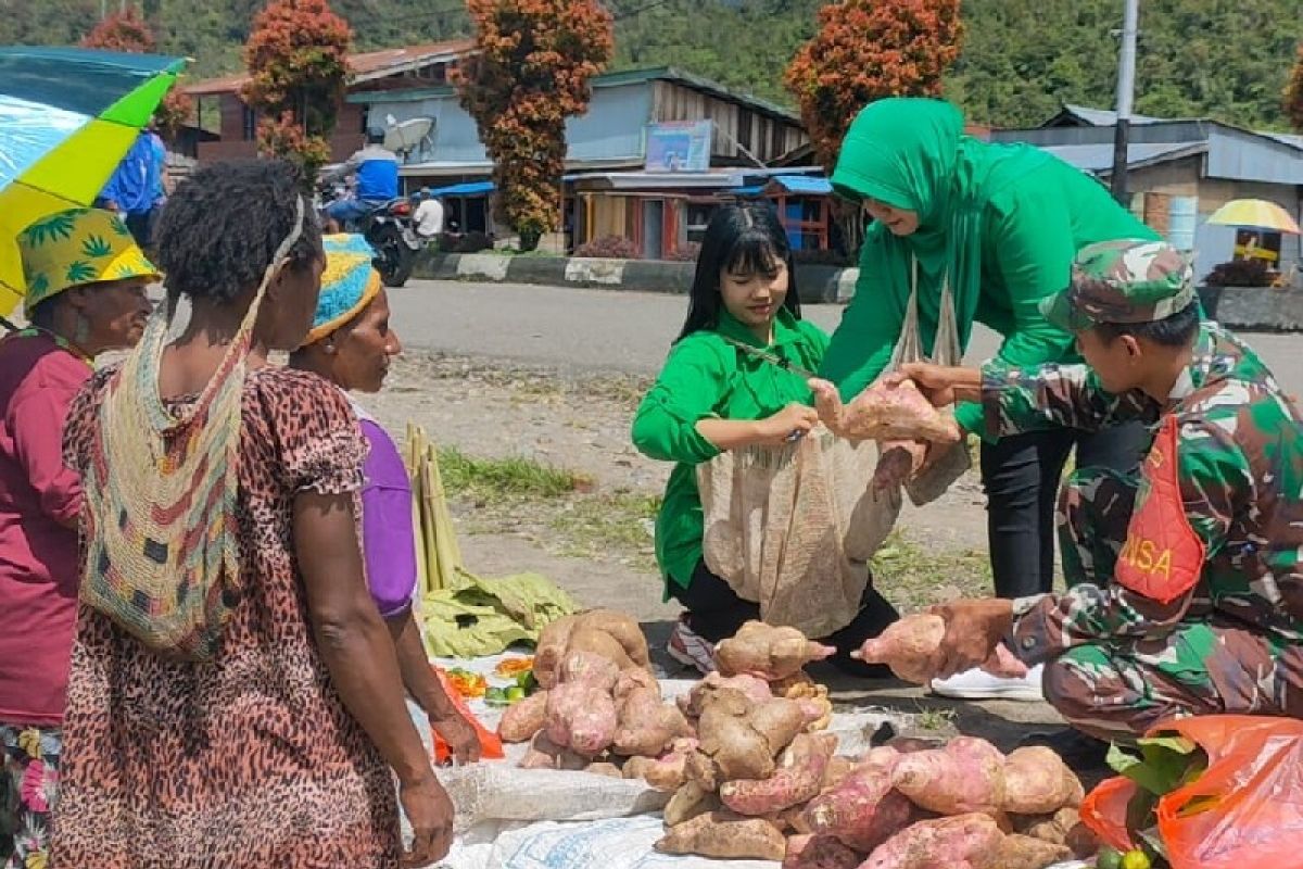 Persit Oksibil tingkatkan ekonomi petani dengan beli hasil kebun