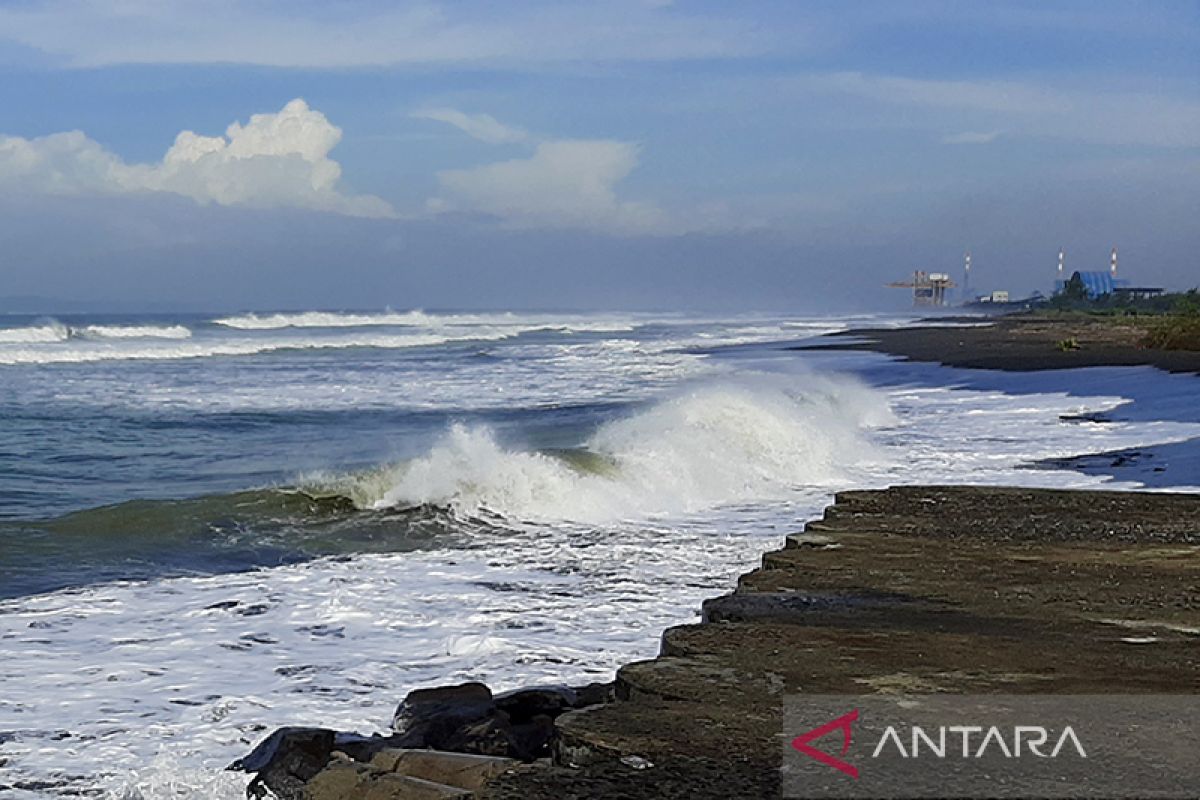 Gelombang tinggi pantai selatan, BMKG minta jangan berenang di pantai