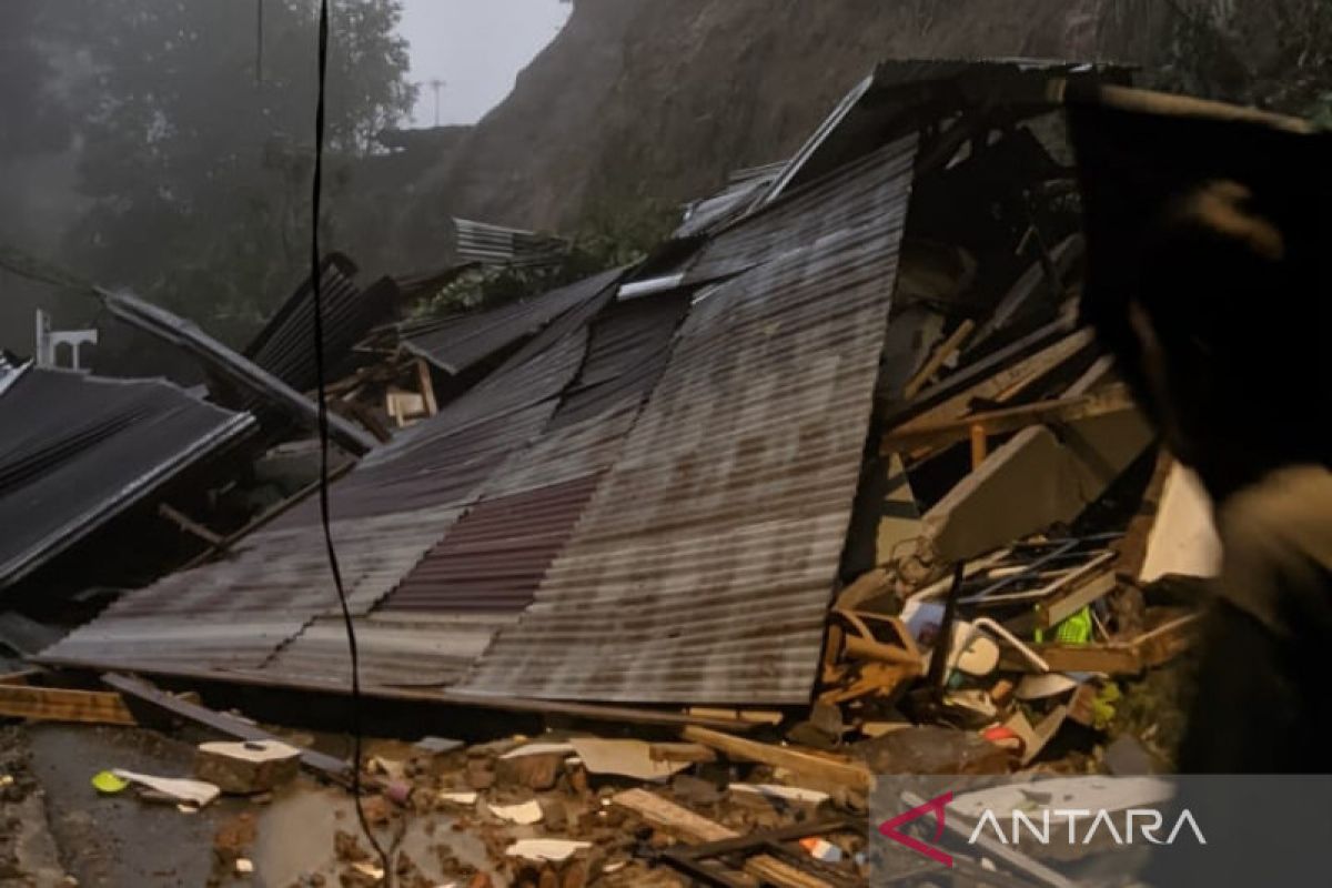 Tiga warga Gowa Sulsel dilaporkan meninggal tertimbun longsor