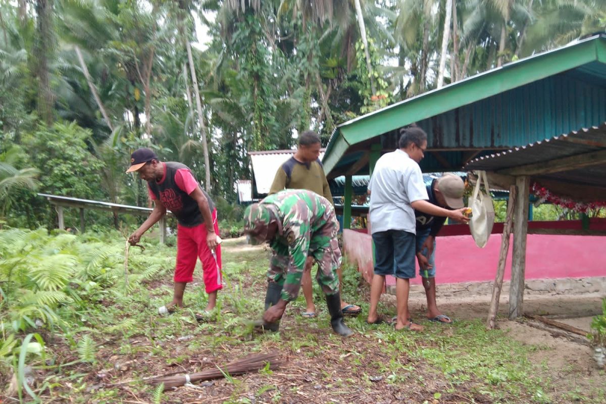 Koramil 1708-04/SS bersama warga bersihkan makam jelang perayaan Natal