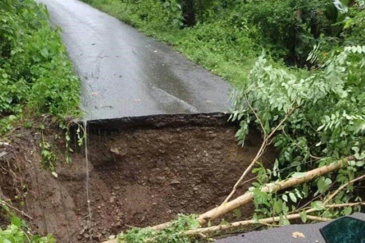 Hujan lebat, jalan raya di Lombok Tengah putus (video)