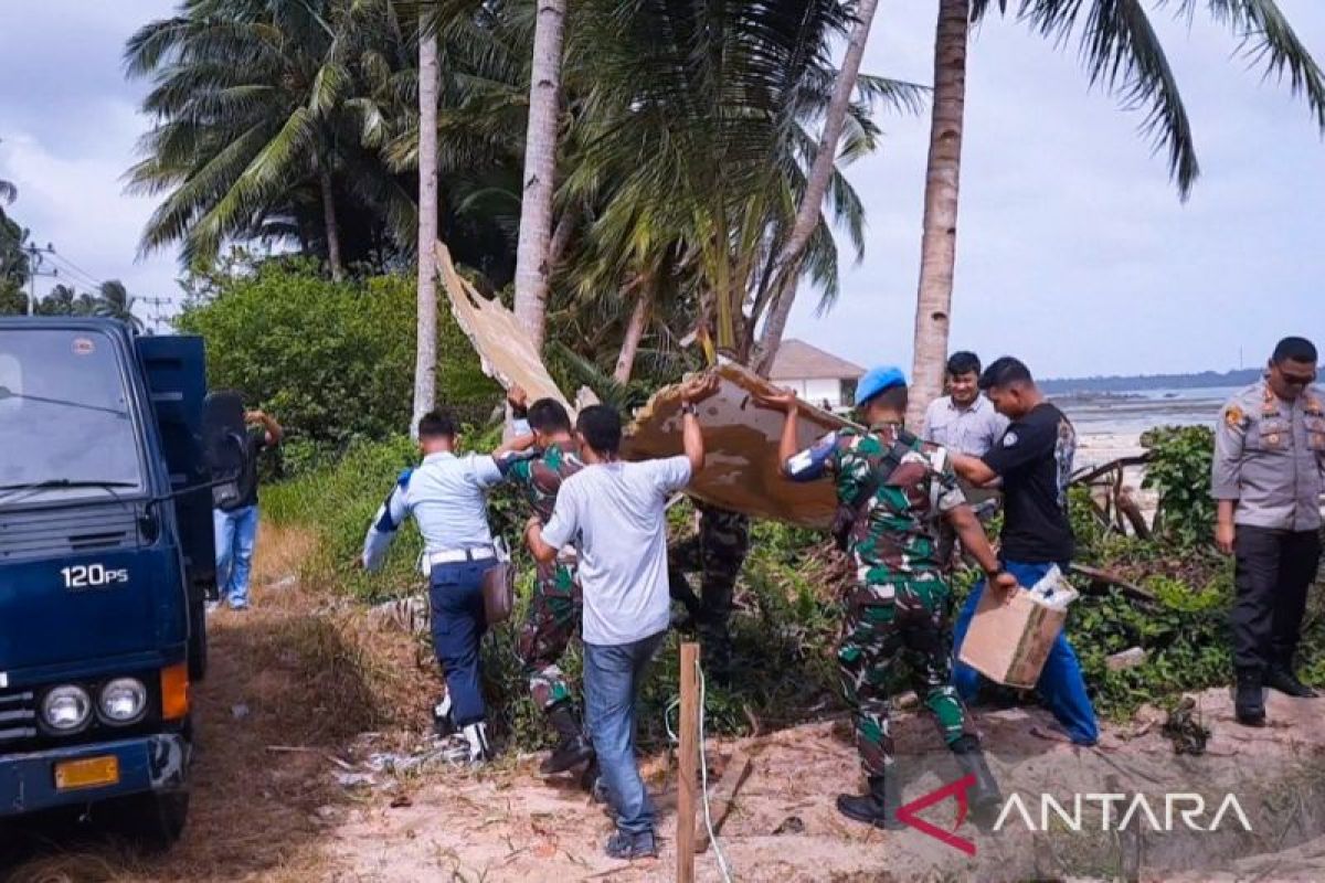 Lanud RSA Natuna beri keterangan soal temuan puing mirip badan pesawat terbang