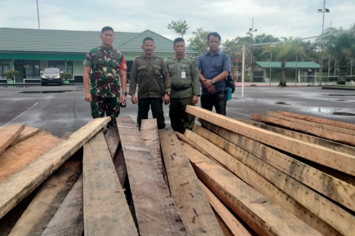 Kodim Tarakan mengamankan 10 kubik kayu tanpa dokumen