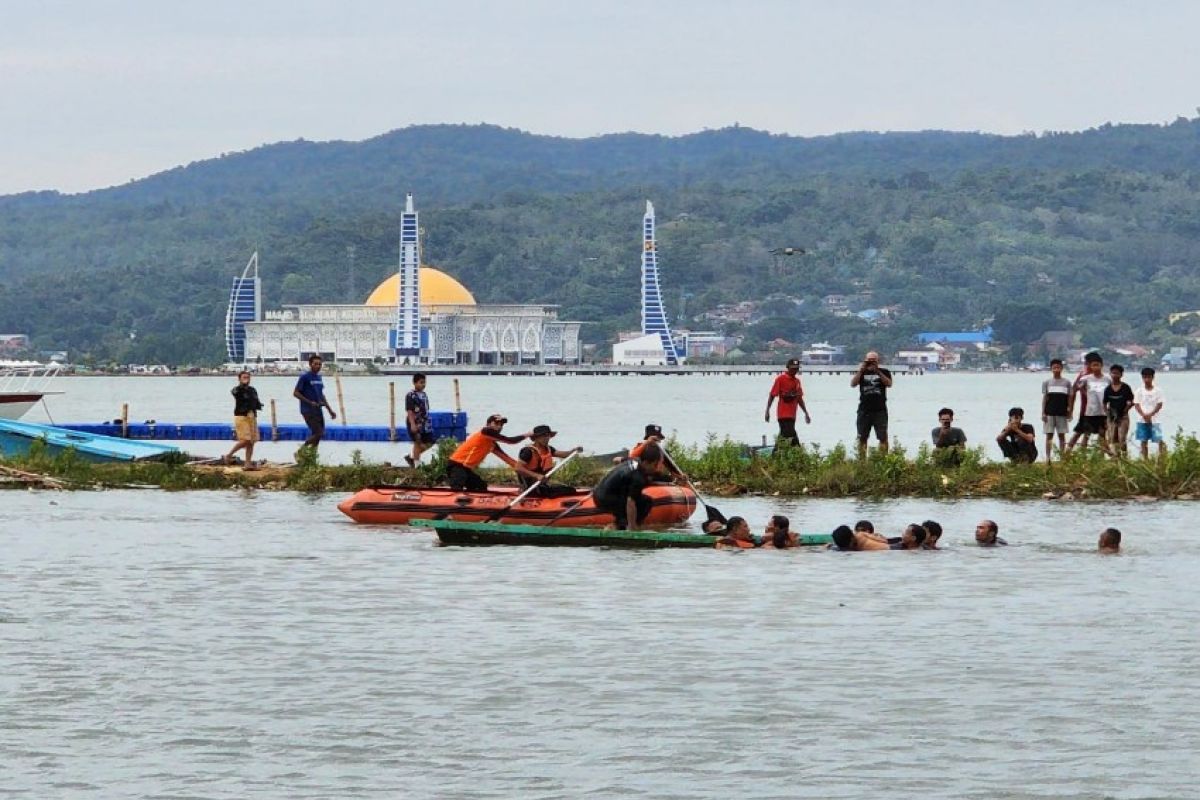 Tim SAR menemukan bocah tenggelam di Teluk Kendari keadaan meninggal