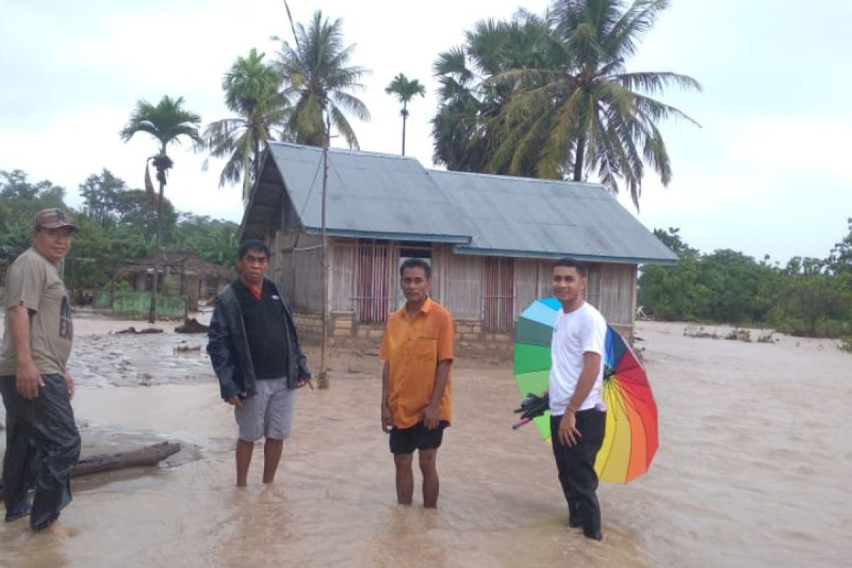 Ratusan warga  Pariti  di Kabupaten Kupang mengugsi akibat banjir